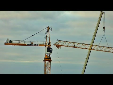 Видео: Как собирают башенный кран. How to mount a tower crane.