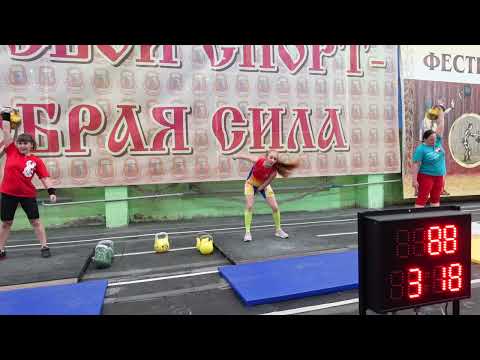 Видео: Денисова Любовь рывок гири 16 кг 5 минут на Фестивале Добрая сила 2022 по гиревому спорту