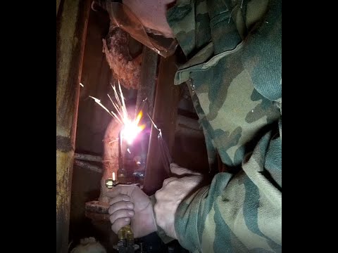 Видео: Газосварка ЖКХ  Врезаем задвижки  Д 50 Gas welding of housing and communal services