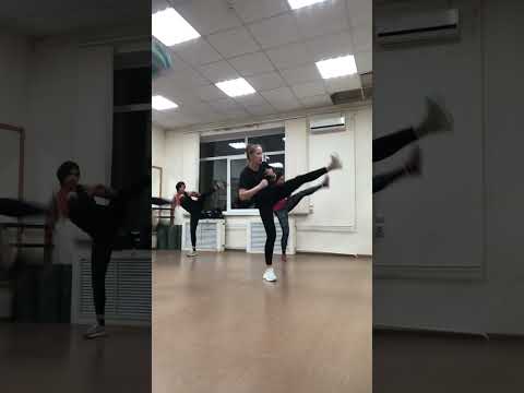 Видео: Аэробная тренировка с легкими гантелями! Без прыжков и приседаний!