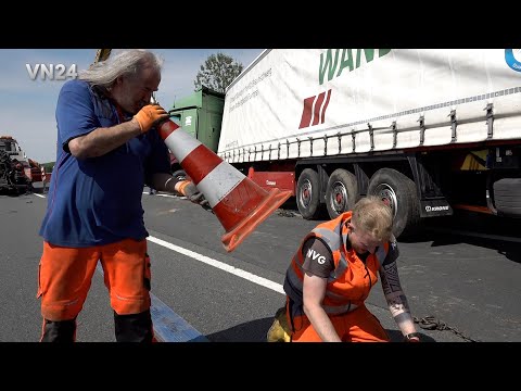 Видео: VN24 - Грузовик угрожает опрокинуться во время подъема - пришлось вызывать кран