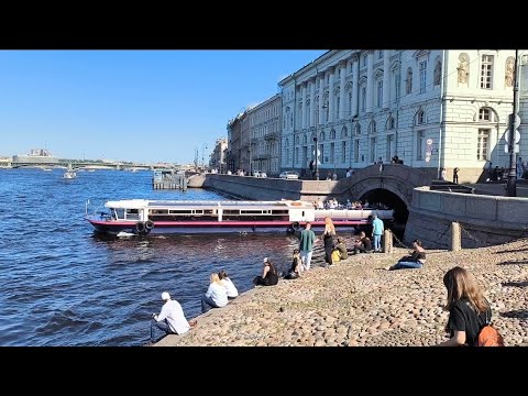 Видео: Прогулка по Дворцовой набережной и Троицкому мосту через реку Неву