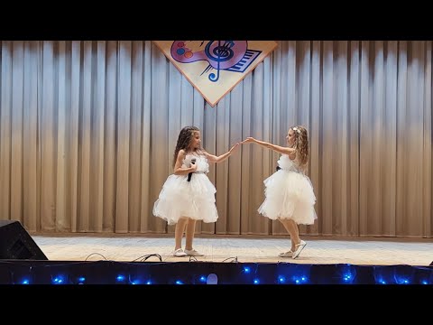 Видео: Каютина Виктория, Мухина Алиса - Серебристые снежинки