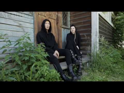 Видео: IC3PEAK перманентно пытаются не перебивать друг друга и не скучать.