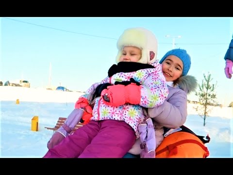 Видео: Алиса, Тея и Кира гуляют на улице Катаются с ГОРКИ и идут в магазин за ВКУСНЯШКАМИ !!!!