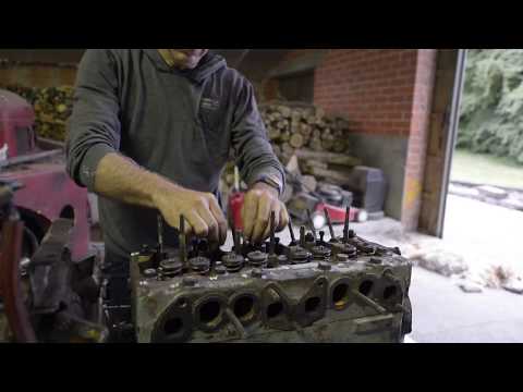 Видео: Massey Ferguson 23c, установка головки блока цилиндров