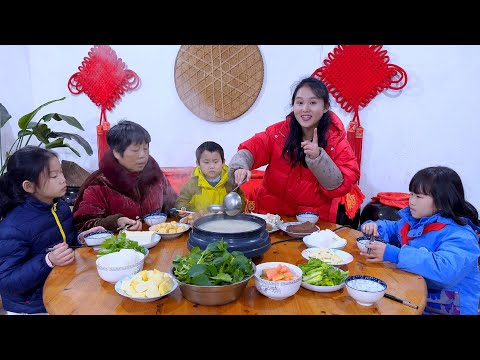 Видео: Вот как надо питаться зимой: горячее блюдо с более чем 10 видами блюд.