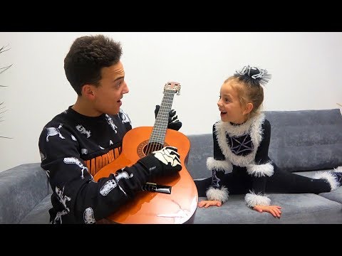 Видео: Наш РЕМОНТ Собираемся на ХЕЛЛОУИН Настя на тренировке Саша играет на ГИТАРЕ Влог