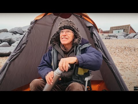 Видео: Рыбалка на пляже в одиночку с необычной оснасткой для ловли кальмаров