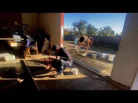 Видео: делаем полы в гараж!!жизнь в деревне