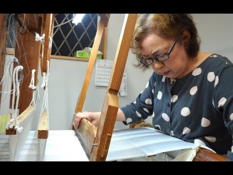 Видео: Сложные техники ручного ткачества!!! Процесс изготовления японского текстиля Oshima Tsumugi
