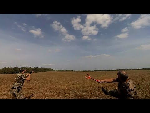 Видео: Стрельба по тарелочкам в поле с ручным механизмом запуска!