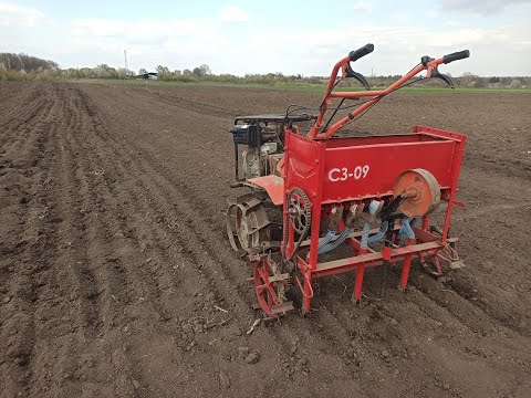 Видео: Посев сои самодельной сеялкой под мотоблок 2020