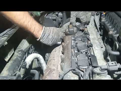 Видео: Замена свечей зажигания. Skoda roomster, Skoda fabia 1,4 бензин #авто#ремонт #автомобили#skoda