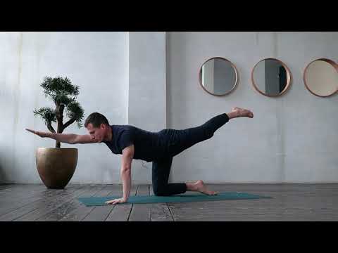 Видео: Йога. Утренний комплекс асан. Станислав Тяпков. Йога-студия "Чакра" на Чистых прудах.