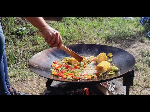 Видео: Готовка на свежем воздухе - куриные ножки на саче с помидорами черри и овощами из сада