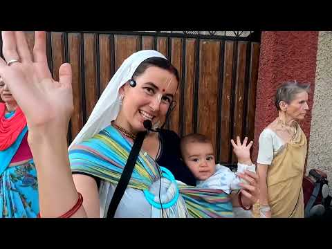 Видео: Вриндаван. Ежедневная вечерняя харинама. 04.2022. Vrindavan. Daily evening harinama. Gaja Hanta das.