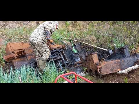 Видео: Коп металлолома, разбираю утопленный в болоте экскаватор.