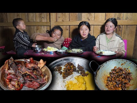 Видео: Рецепт жареного полусухого мяса с рисом, приготовление и употребление в деревне | Новый непальски...