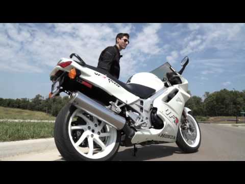 Видео: Обзоры подержанных мотоциклов - Honda VFR750 Interceptor (1993 RC36)