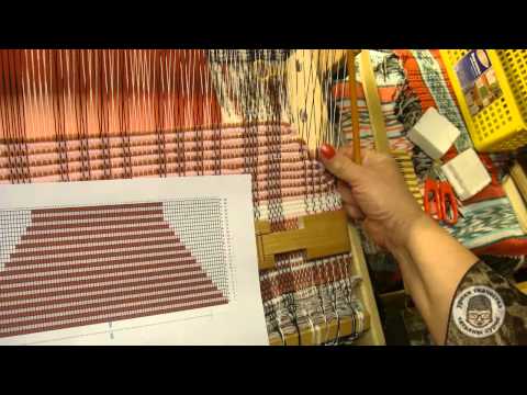 Видео: Фигурное ткачество. Салфетка в форме рыбки