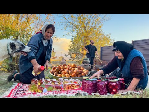 Видео: Лучшее место для жизни в мире! Бабушка готовит плов | Луковые соленые огурцы | Компот из шиповника