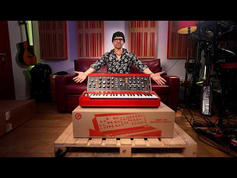 Видео: Только что прибыл безумно красный Minimoog D 🎹 (всего 500 штук!)