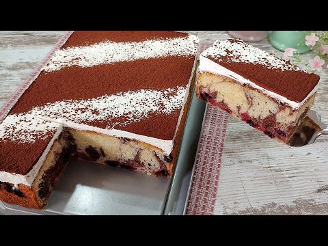 Видео: Бюджетный, быстрый, удивительно вкусный ШОКОЛАДНО-ЯГОДНЫЙ пирог! Очень нежный и сочный!