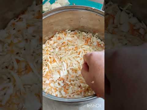 Видео: Капуста под интересным гнетом) хочу из виноградного вина получить уксус!)#осень#солю капусту#