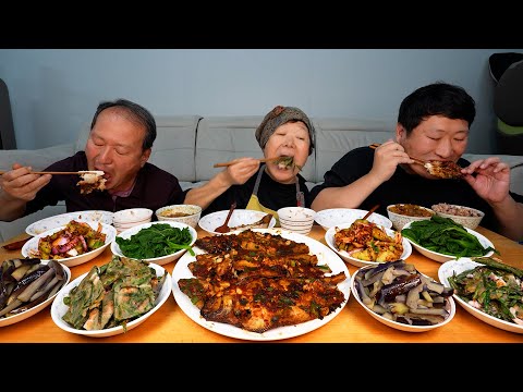 Видео: Домашняя корейская еда с овощами прямо из нашего сада - Mukbang шоу еды