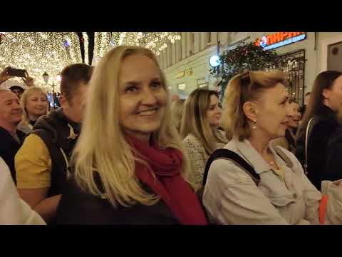 Видео: Веселится и ликует весь народ! На Никольской улице в Москве под попурри в исполнении Славы Григоряна