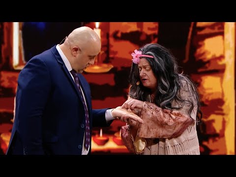 Видео: Гадание по руке!! Как очистить чакру от темной энергии с помощью смеха | Cмешные видео приколы 2021