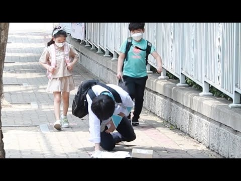 Видео: реакция детей на упавшего ученика | Social Experiment