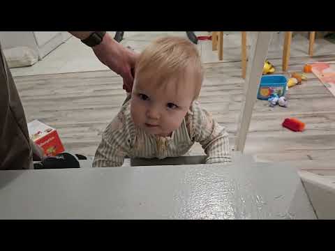 Видео: Ярік підіймається сходами