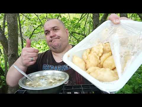 Видео: Мукбанг чебупели с ветчиной и сыром | Обжор щи из щавеля на природе
