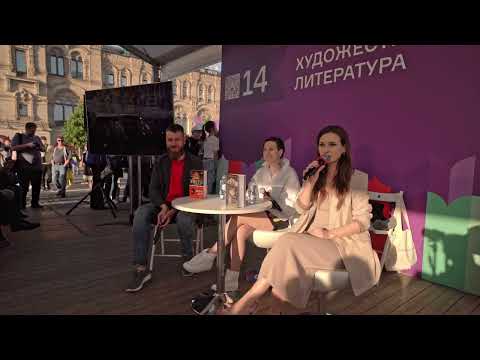 Видео: Вера Богданова и Ксения Буржская на фестивале «Красная площадь»