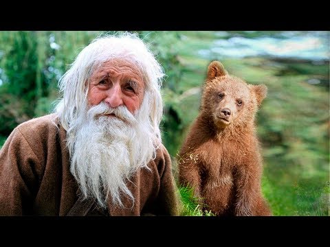 Видео: Он не дал погибнуть медвежонку, забрав его себе. Спустя год они встретились и случилось чудо