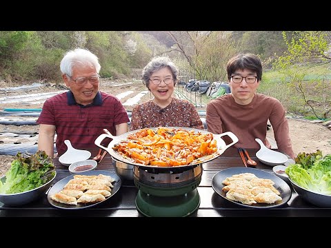 Видео: Рецепт куриных ребрышек на огороде (жареный рис с сыром, пельмени на гриле)