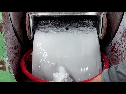 Видео: Процесс изготовления пуговиц из рога буйвола. Фабрика пуговиц в Корее.