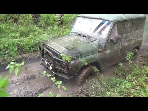 Видео: Жесткое рубилово! МТЗ 82 и УАЗ штурмуют реку!