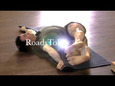 Видео: Джатхара Паривартанасана с Дэвидом Мелони