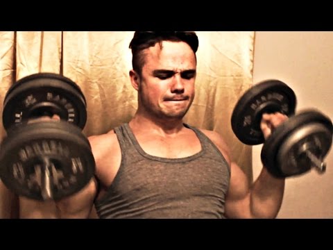 Видео: Как накачать плечи с гантелями дома!