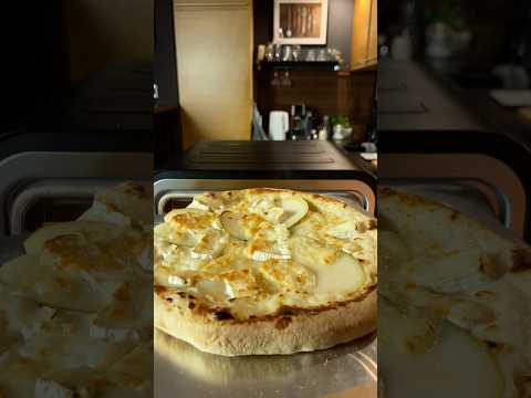 Видео: Пицца 3 сыра с грушей: самое простое и вкуснейшее тесто