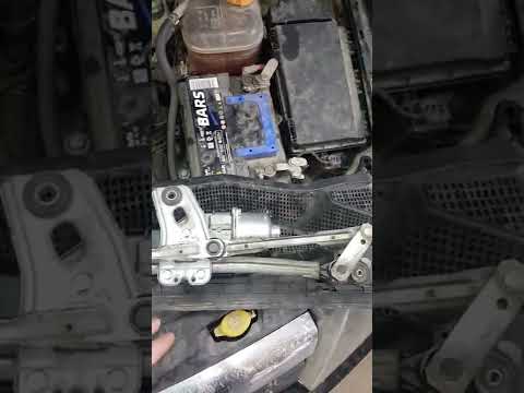 Видео: замена моторчика  дворников.Опель астра .