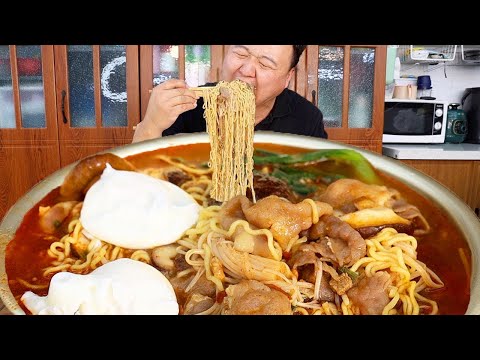 Видео: Сказочный способ есть лапшу быстрого приготовления из говядины!