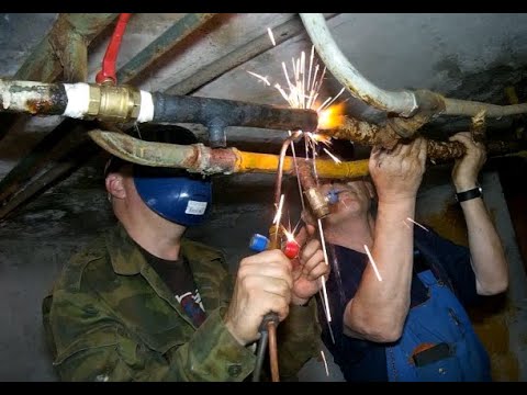Видео: Газосварка ЖКХ. Устраняем течь в подвале. МАКРО. Gas welding housing and communal services