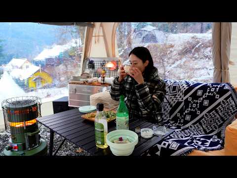 Видео: ❄️Кемпинг в снегу. Уютная палатка с надувной кроватью и диваном.