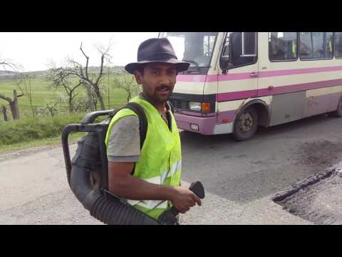 Видео: Роми працюють на дорогах