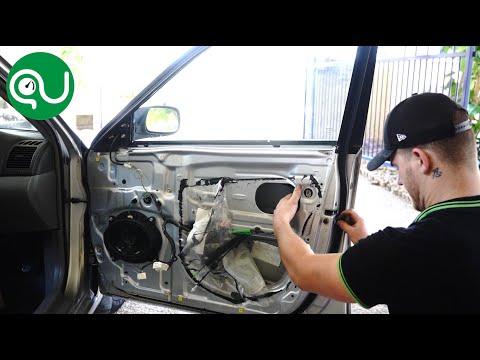 Видео: Как снять и заменить привод механизма дверного замка Toyota Camry