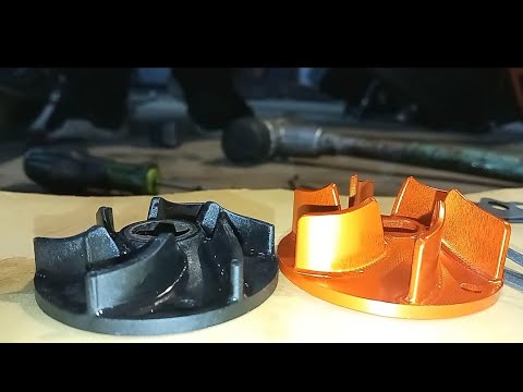 Видео: KTM 690 замена помпы.